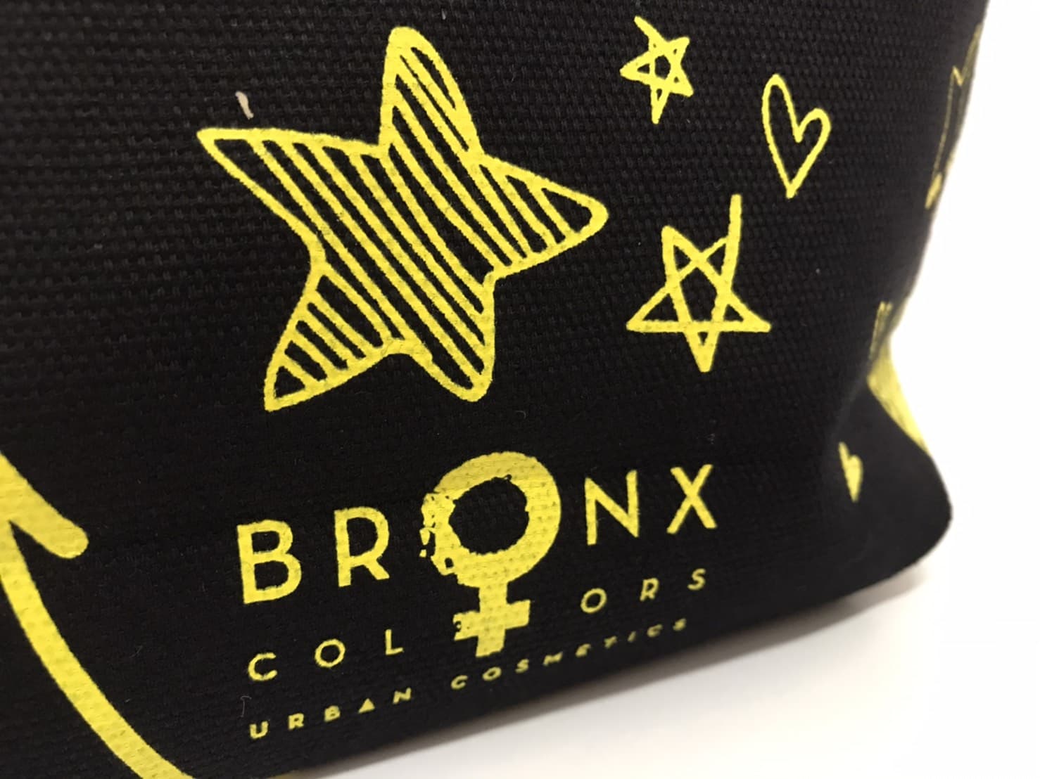 รับทำกระเป๋าผ้า ใส่เครื่องสำอาง ให้กับ BRONX