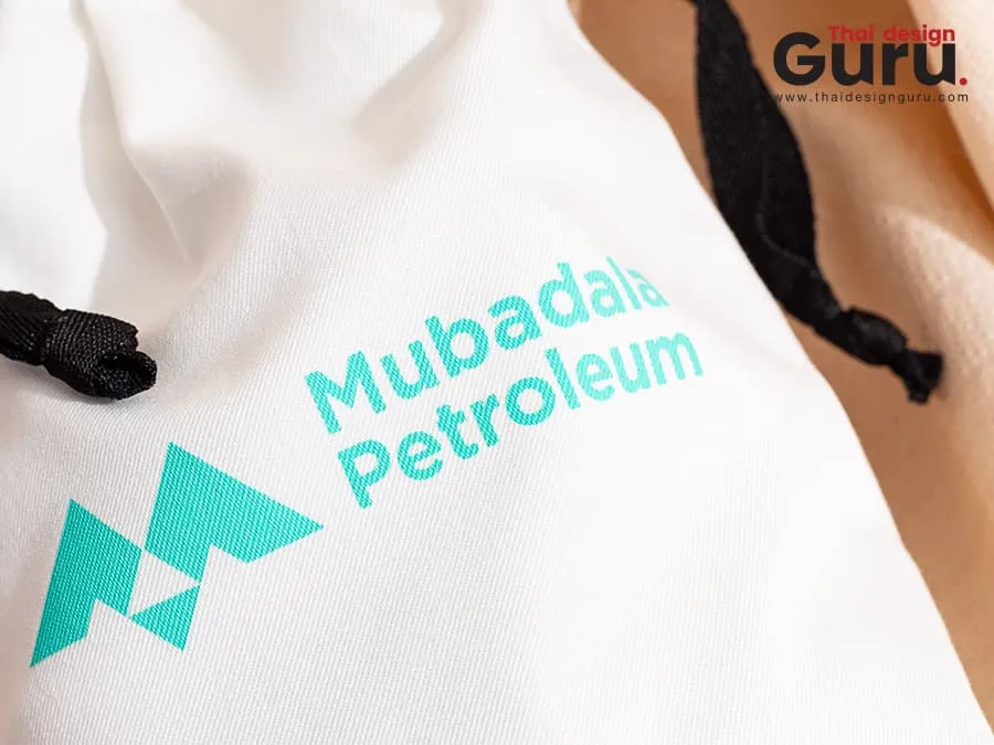 รับทำถุงผ้าดิบใบเล็ก เชือกหูรูดสีดำ สกรีนโลโก้ mubadala