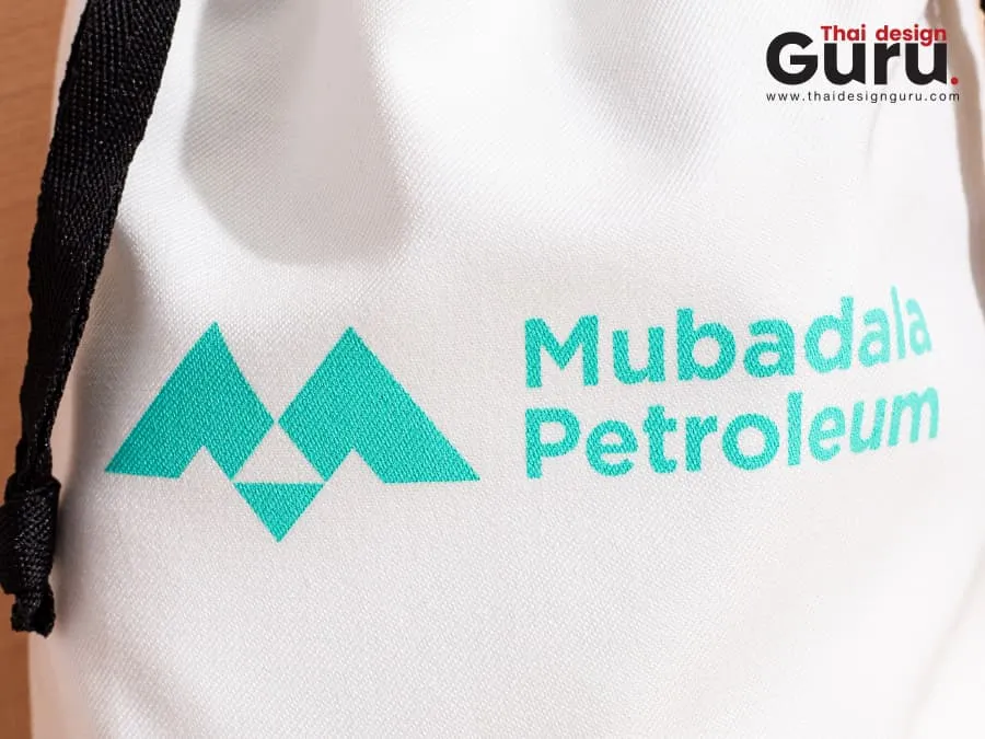 รับทำถุงผ้าดิบใบเล็ก เชือกหูรูดสีดำ สกรีนโลโก้ mubadala