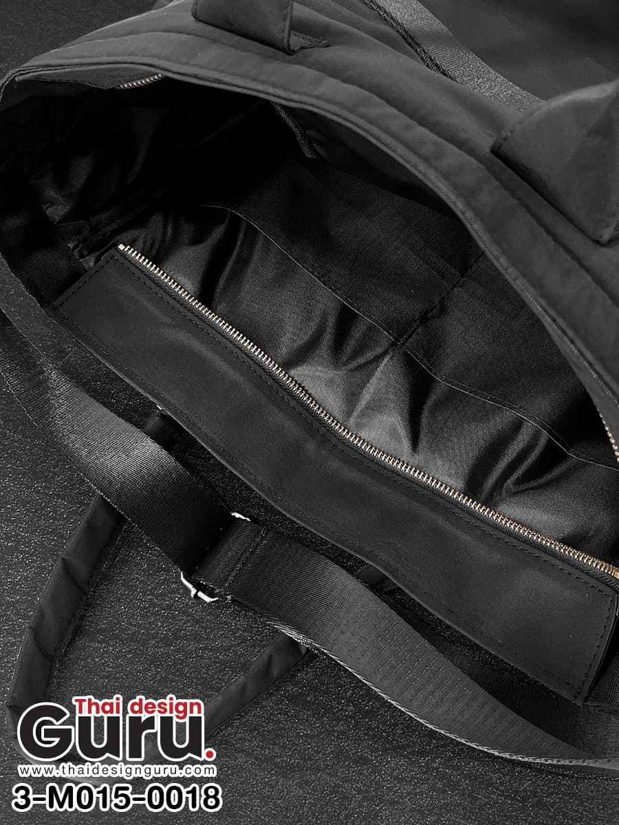 กระเป๋าสะพายข้างสีดำ