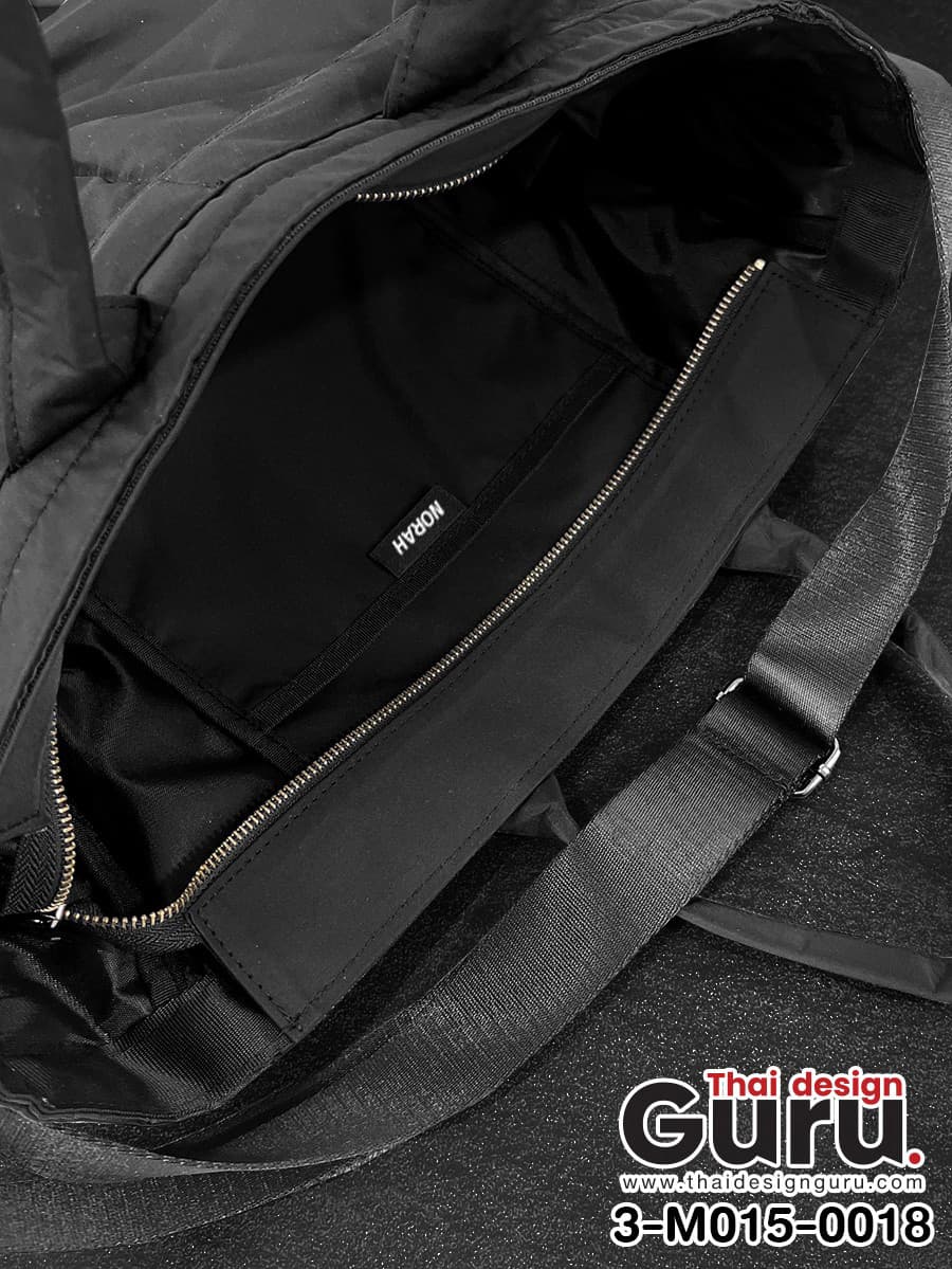 กระเป๋าสะพายข้างสีดำ