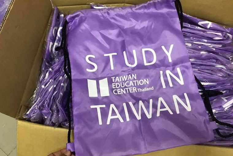 รับทำกระเป๋าผ้า หูรูด สะพายหลัง ให้กับ Study taiwan