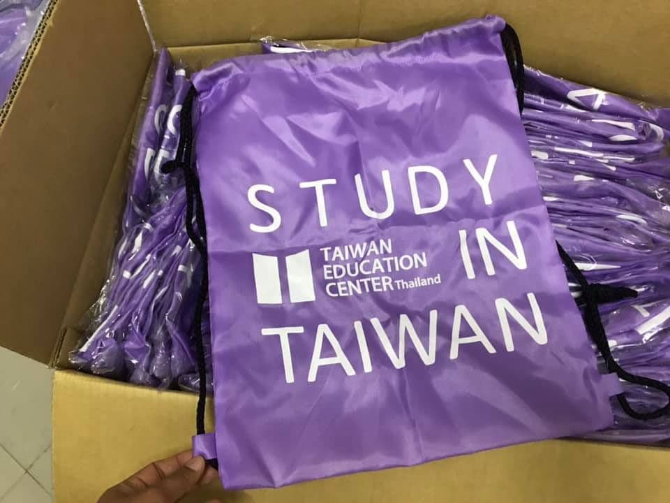 รับทำกระเป๋าผ้า หูรูด สะพายหลัง ให้กับ Study taiwan